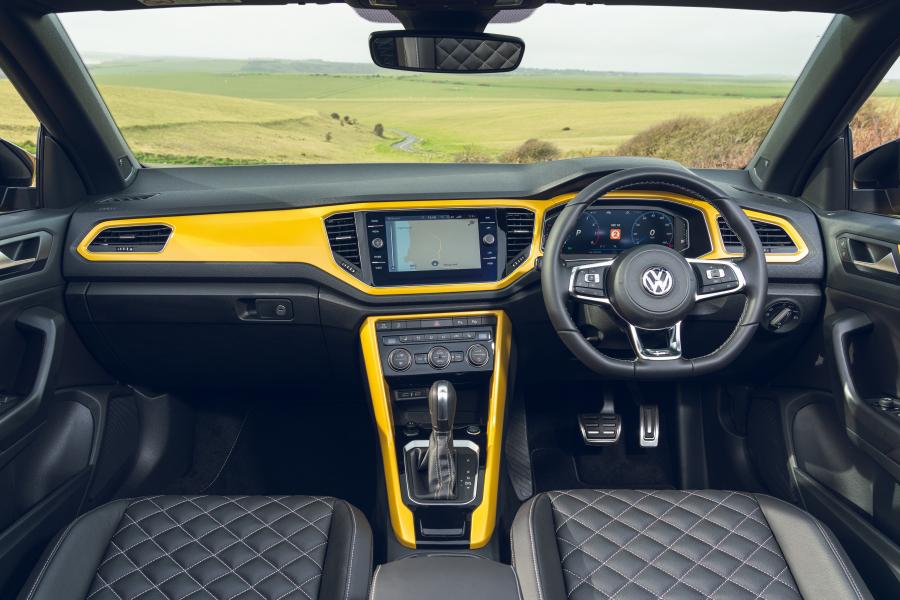 Торпедо Volkswagen T-Roc Cabriolet R-Line 2020 года  (UK) (фото 18 из 40)